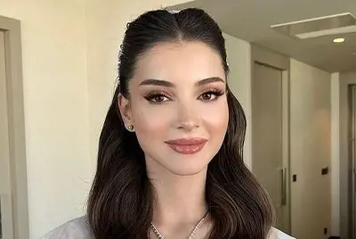 Queen Of the Party Make-Up Queen Of the Party Make-Up